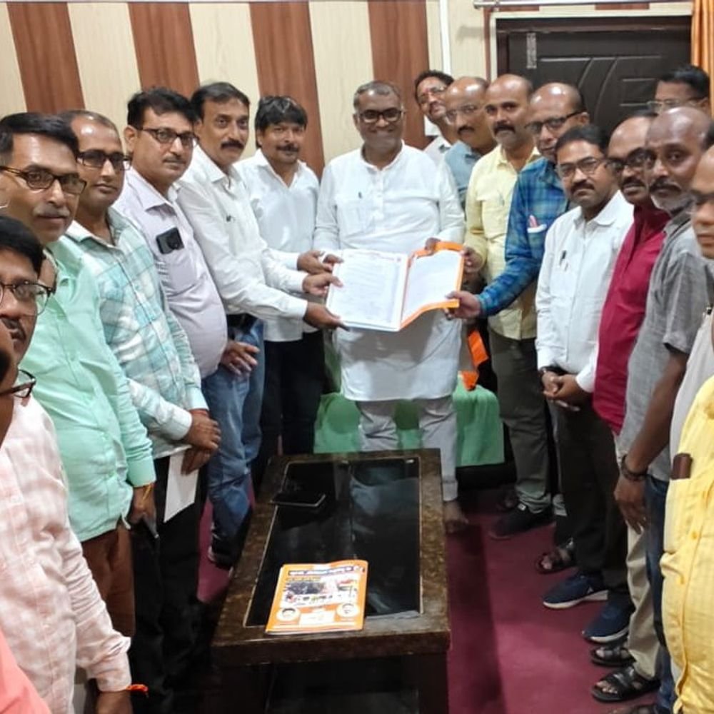 दुर्गा पूजा महासमिति ने मंत्री से मिलकर रखीं कई मांगें:जौनपुर में विसर्जन कुंड, सड़कों की मरम्मत और बिजली-सफाई का मिला आश्वासन