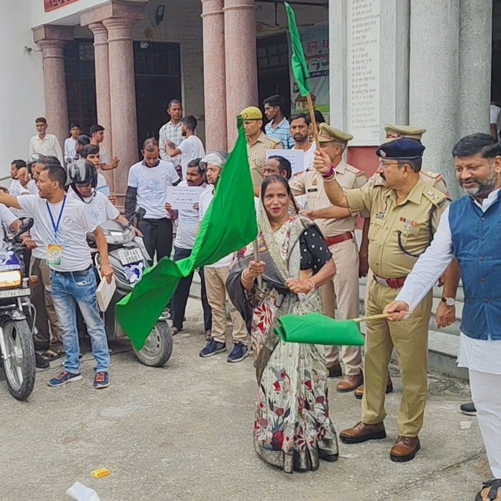 हापुड़ में सांकेतिक भाषा सप्ताह शुरू, जागरूकता रैली निकाली:SP बोले, मूक-बधिर वाहन चालकों के लिए सड़क सुरक्षा को बढ़ावा देने का अभियान