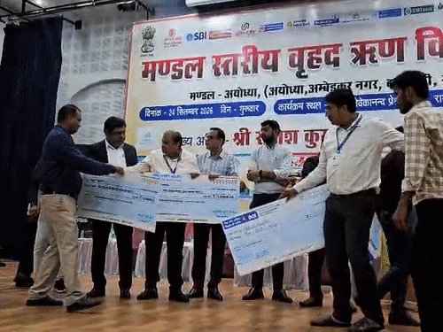 अयोध्या में 4500 करोड़ का लोन:800 लाभार्थी मिली मदद, लाभार्थियों को बांटे चेक