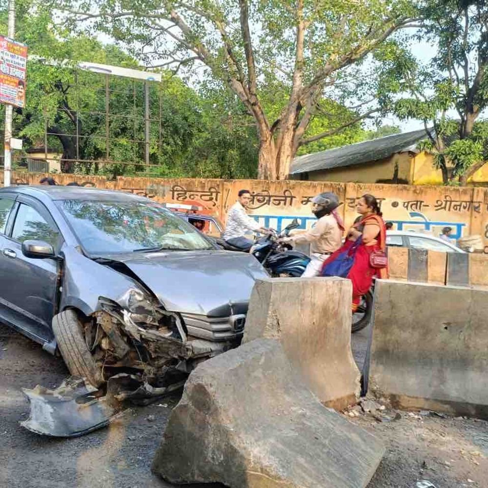 कानपुर में गड्ढे से बचने में बेकाबू हुई कार:डिवाइडर से टकराई, एयरबैग खुला, चार लोग बाल-बाल बचे