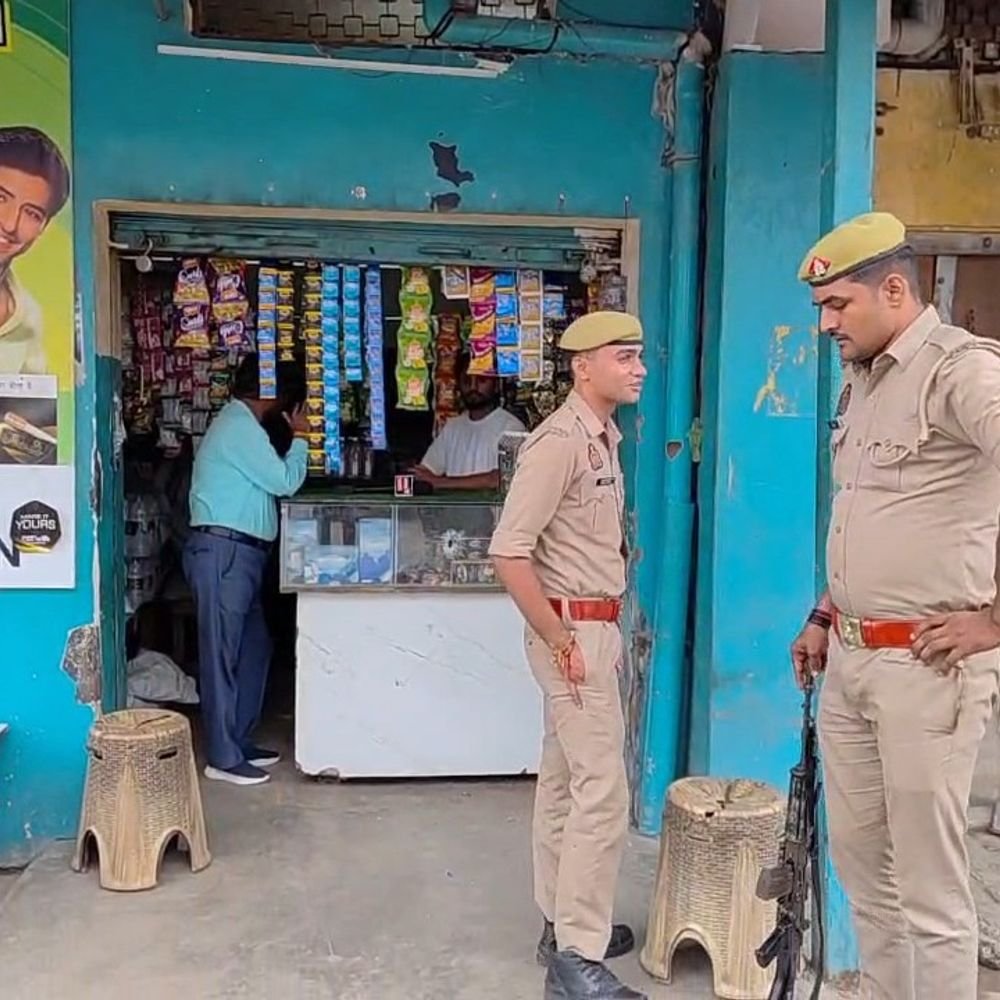 इटावा में कैंटीन बंद कराने को लेकर विवाद:फायरिंग से टूटा काउंटर का शीशा, पिता-पुत्र से मारपीट का आरोप