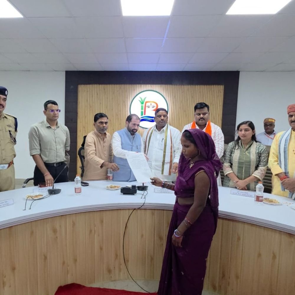 बलरामपुर में प्रभारी मंत्री ने संभाली कमान:बाढ़-बारिश से तबाही के बीच प्रशासन अलर्ट, मृतकों के परिजनों को 4-4 लाख की सहायता