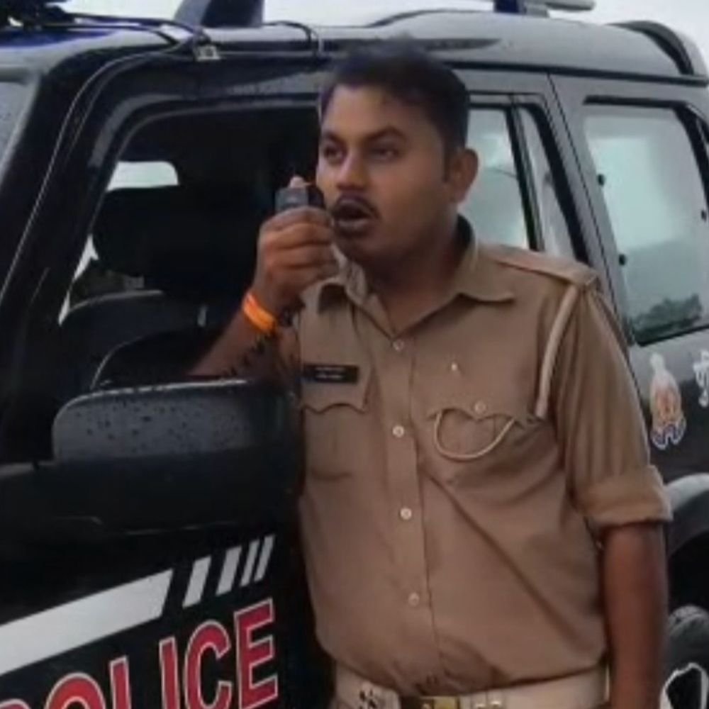 लखनऊ के मौसम को लेकर पुलिस अलर्ट:स्पीकर पर अनाउंसमेंट कर लोगों से की बाहर न निकलने की अपील, आकाशीय-बिजली पानी से बचने की हिदायत