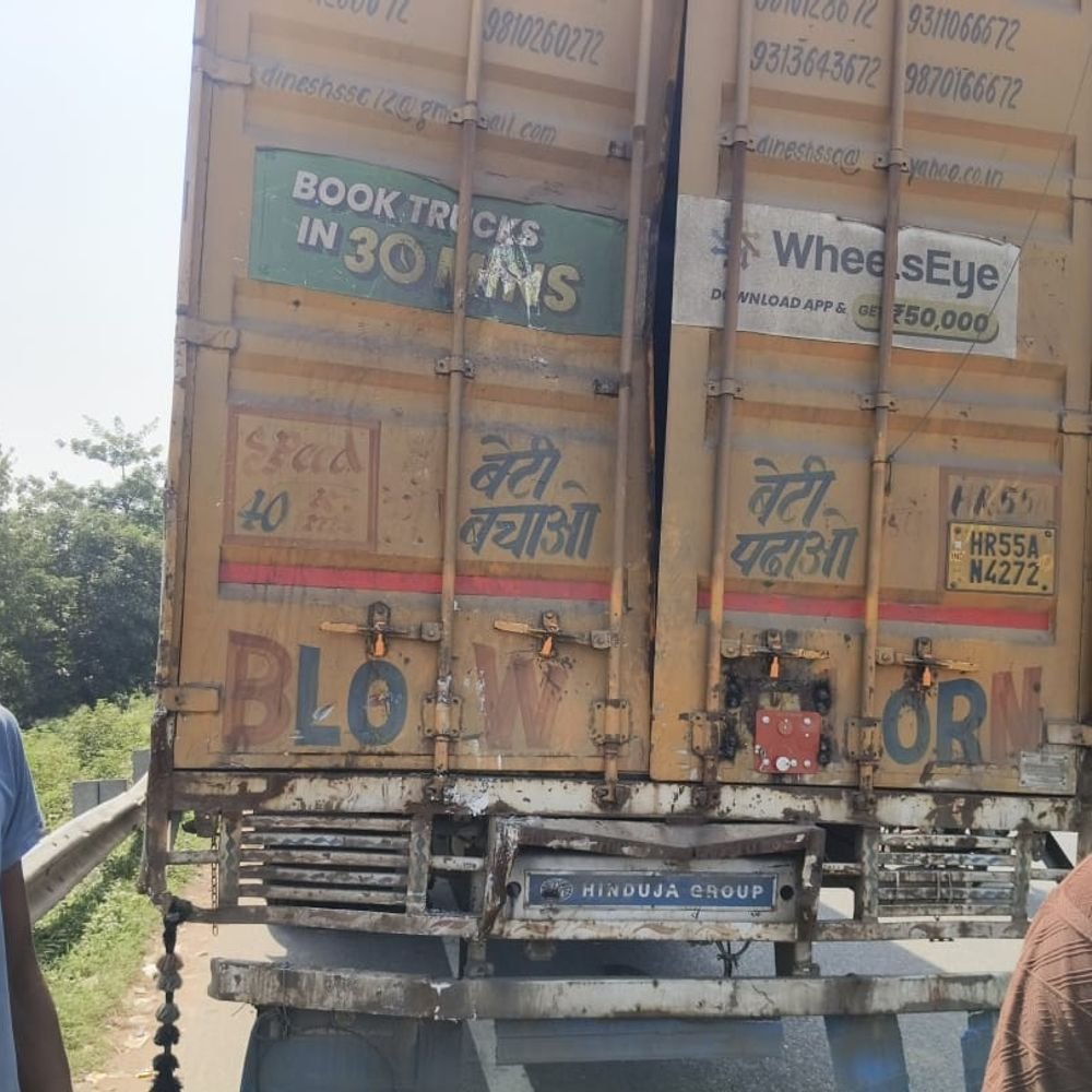 ललितपुर में बस कंटेनर से टकराई, 9 यात्री घायल:बाइक सवार को बचाने में हुआ हादसा, 50 यात्रियों को लेकर सागर जा रही थी