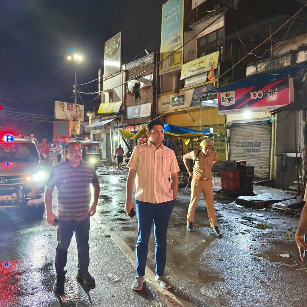 भारी बारिश के बाद डीएम ने शहर का जायजा लिया:सफाई न होने पर ईओ को लगाई फटकार, जर्जर भवनों को गिराने का निर्देश