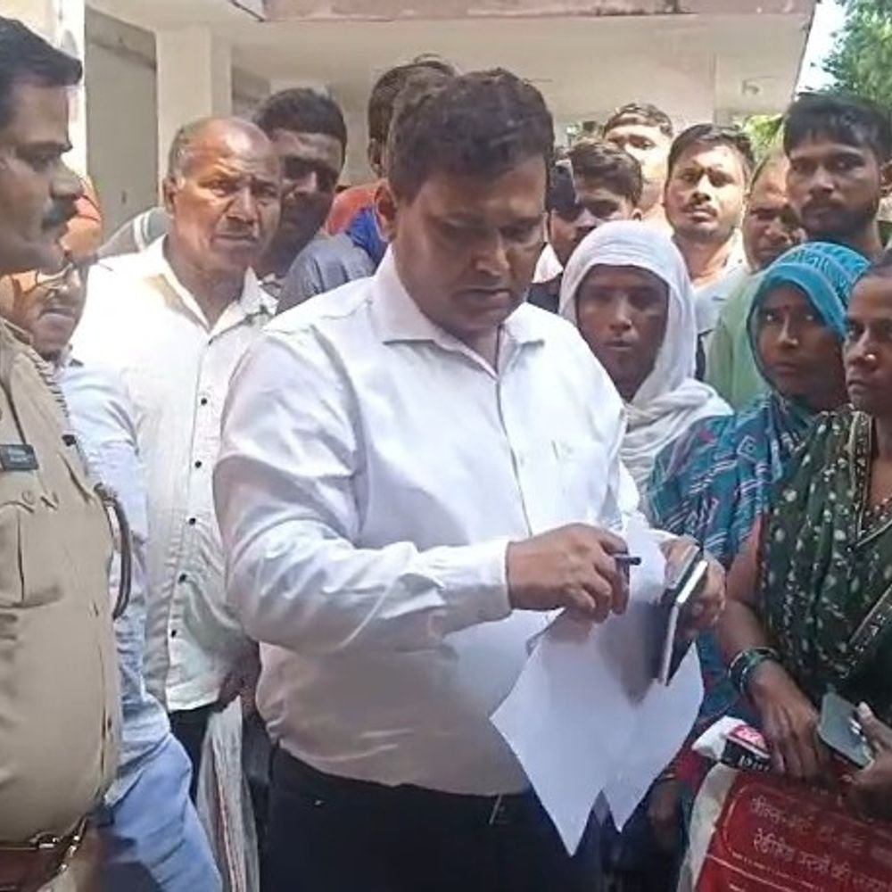औद्योगिक गलियारे में जमीन का मुआवजा नहीं मिला:110 ग्रामीण डीएम कार्यालय पहुंचे, डेढ़ साल से कर रहे भुगतान का इंतजार