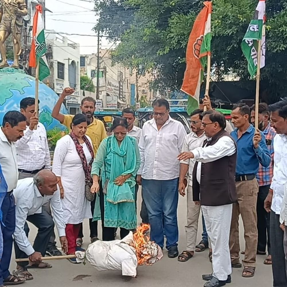 वोट चोरी के आरोपों पर कांग्रेसियों का प्रदर्शन, पुतला फूंका:बदायूं में मुख्य चुनाव आयुक्त के इस्तीफे और निष्पक्ष जांच की मांग