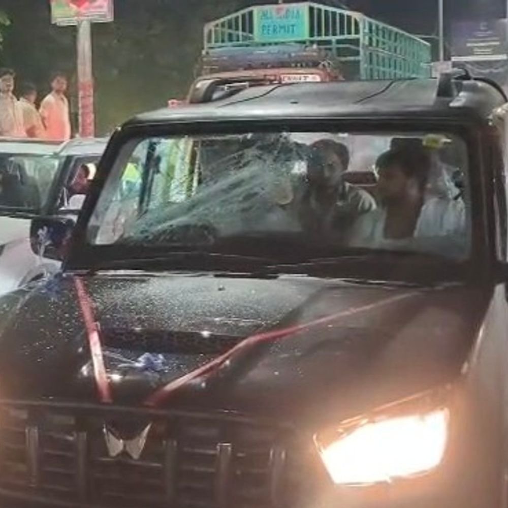 मुजफ्फरनगर में सपा नेताओं में बीच सड़क पर जूतम-पैजार,VIDEO:मीनाक्षी चौक पर भिड़े छात्र नेता, नई स्कॉर्पियो में तोड़फोड़