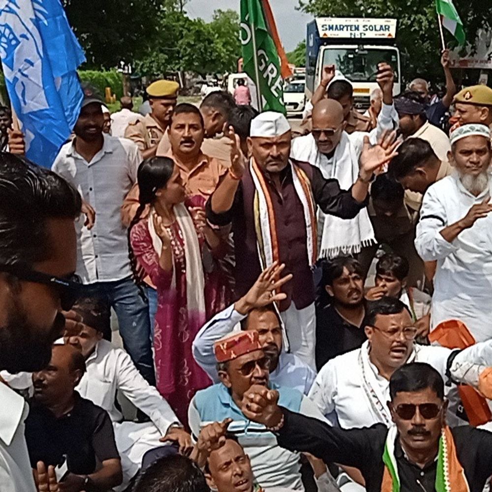 कांग्रेस ने मुख्य चुनाव आयुक्त का पुतला फूंका:वाराणसी-गोरखपुर हाईवे पर धरना देकर गिरफ्तारी और इस्तीफे की मांग की