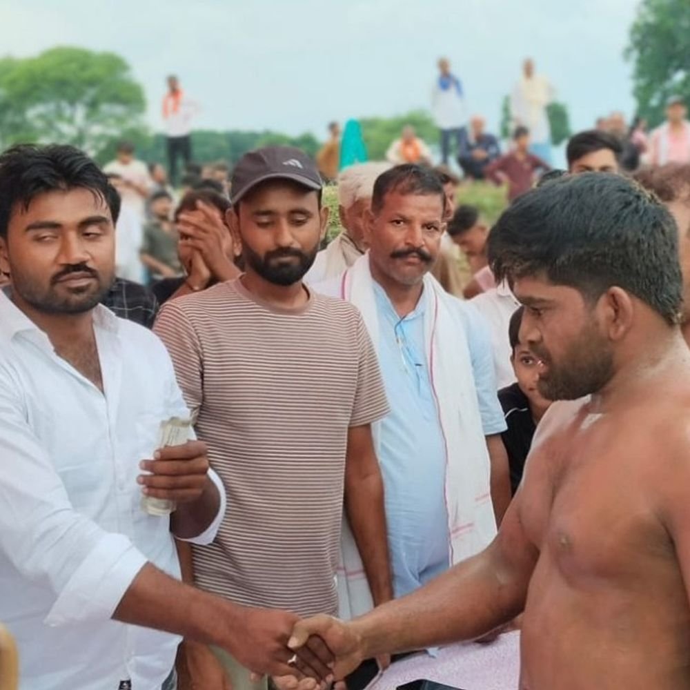 अढ़ैया में मोहड़ा बाबा का मेला व दंगल:पहलवानों ने दिखाए दांव-पेच, उमड़ी दर्शकों की भारी भीड़