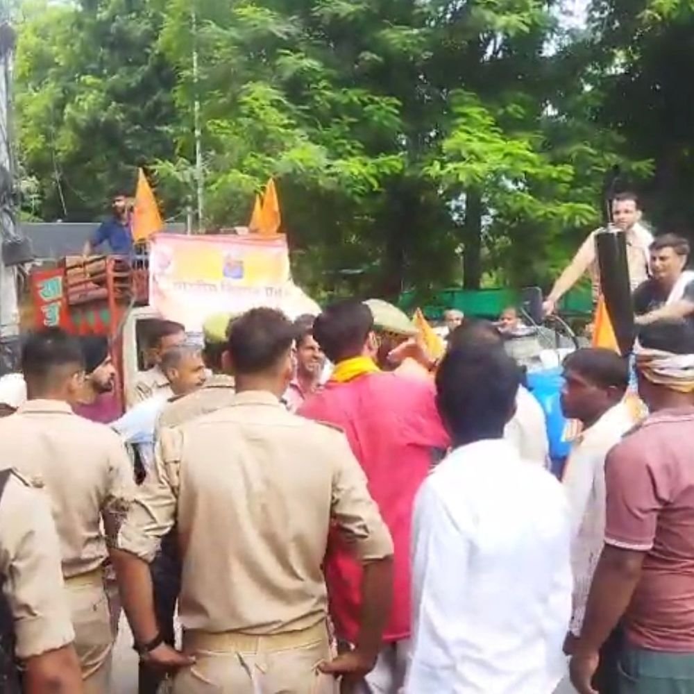 बिजनौर में भारतीय किसान संघ ने कलेक्ट्रेट पर प्रदर्शन किया:17 सूत्रीय मांगों को लेकर प्रशासन को सौंपा ज्ञापन, ट्रैक्टरों पर सवार होकर पहुंचे