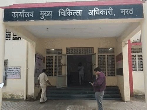 सिवाल खास में स्वास्थ्य सुविधाओं की बदहाली का आरोप:सीएमओ कार्यालय पर कार्यकर्ताओं के साथ पहुंचे सम्राट मलिक,कैंसर और CHC का उठाया मुद्दा