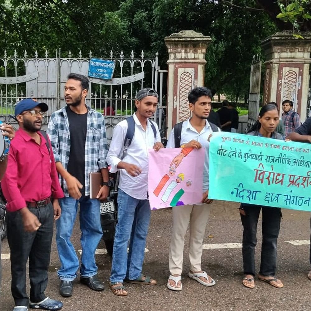 प्रयागराज में चुनाव आयोग के खिलाफ प्रदर्शन:दिशा छात्र संगठन ने इविवि यूनियन गेट पर नारेबाजी की,चुनाव आयोग सत्ताधारी दल का टूल