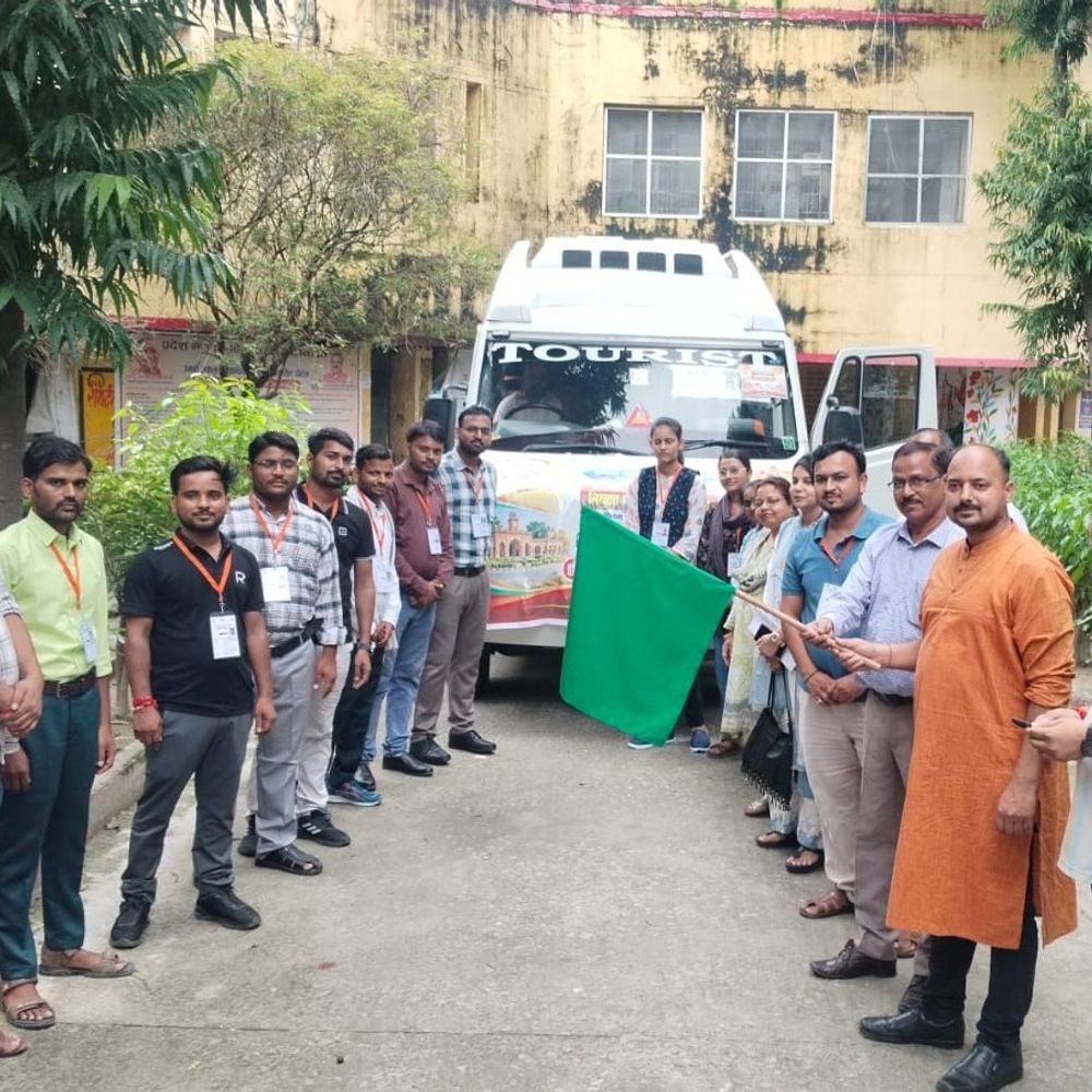 फतेहपुर के 19 ग्राम पंचायत अधिकारी लखनऊ रवाना:मुख्यमंत्री योगी आदित्यनाथ इंदिरा गांधी प्रतिष्ठान में देंगे नियुक्ति पत्र