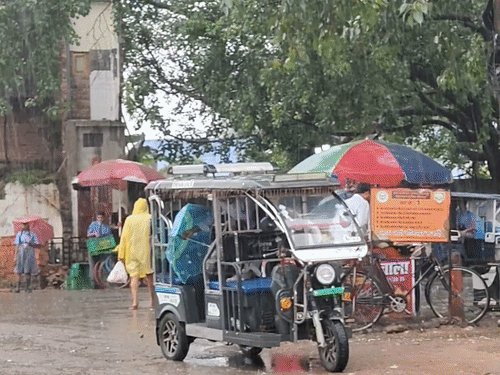 सीतापुर में सुबह से झमाझम बारिश:भीगते हुए स्कूल पहुंचे बच्चे, 8 घंटे में 32 मिमी बारिश