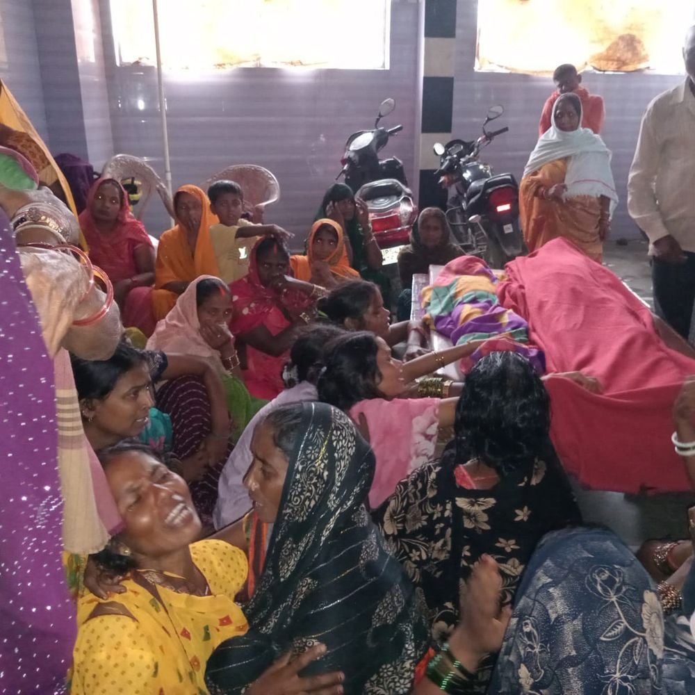 मऊ में खड़े ट्रक से भिड़ी बाइक:चाचा-भतीजे की मौत, अस्पताल पहुंचते ही दम तोड़ा, नई बाजार से लौट रहे थे