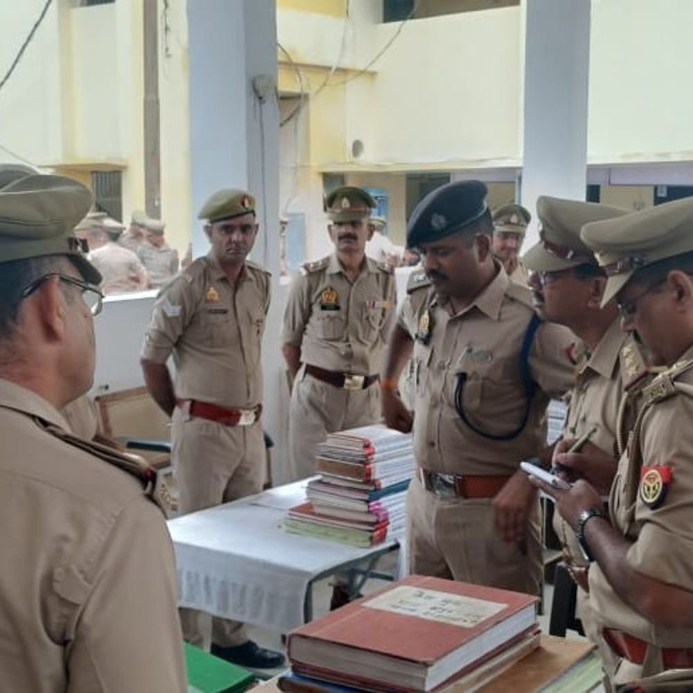 एएसपी ने हापुड़ नगर थाने का वार्षिक निरीक्षण किया:रिकॉर्ड, महिला हेल्प डेस्क और बैरक समेत सभी व्यवस्थाओं का जायजा लिया