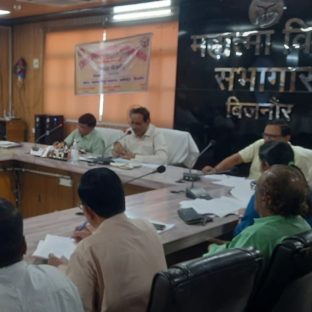 बिजनौर डीएम ने संचारी रोग नियंत्रण अभियान की समीक्षा की:माइक्रो प्लान बनाकर अभियान सफल बनाने और गंभीरता से काम करने के निर्देश दिए