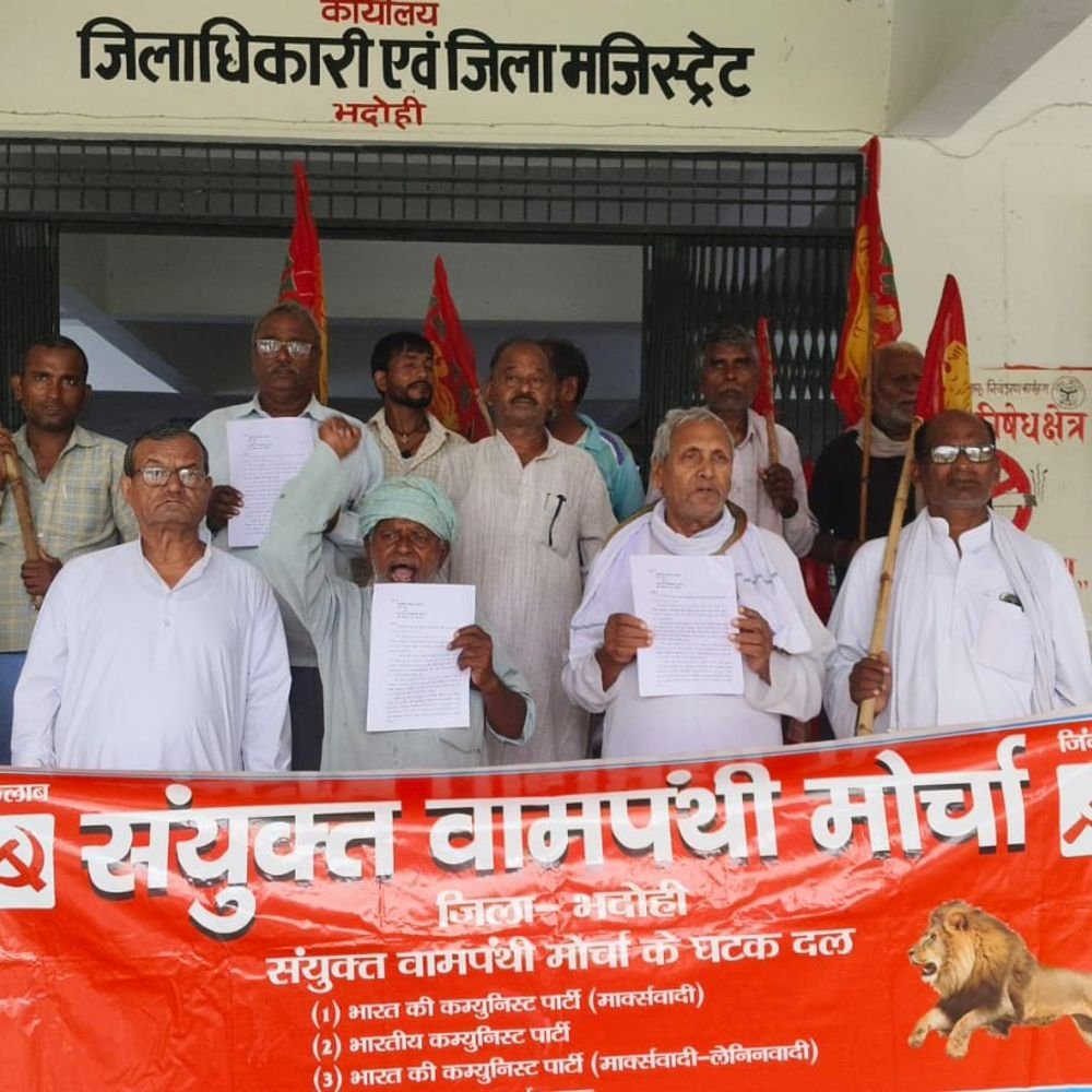 भदोही में संयुक्त बाम मोर्चा ने कलेक्टर पर प्रदर्शन किया:ज्ञानेश कुमार को पद से हटाने की मांग, राष्ट्रपति को संबोधित ज्ञापन डीएम को सौंपा