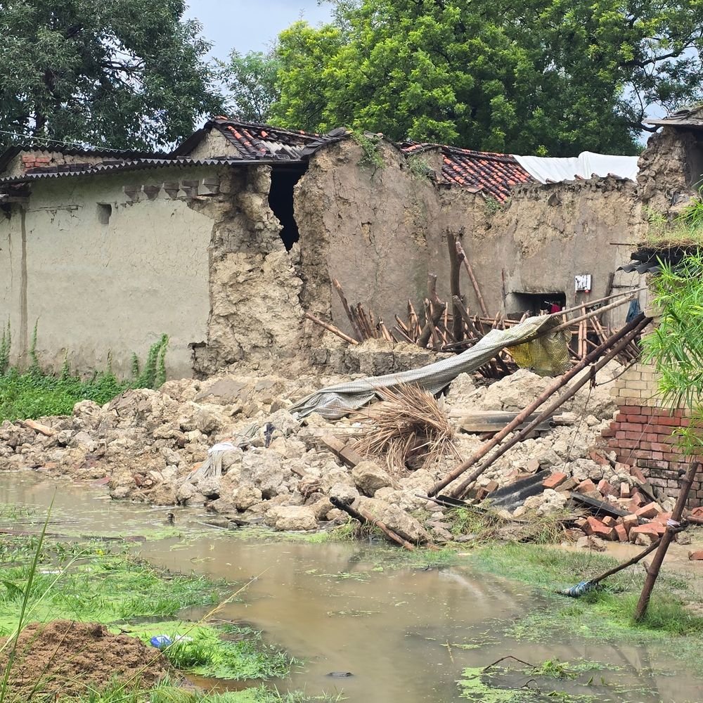 बारिश में मिट्टी का घर ढहा, 4 लोग दबे:ग्रामीणों ने मलबे से निकालकर घायलों को अस्पताल पहुंचाया