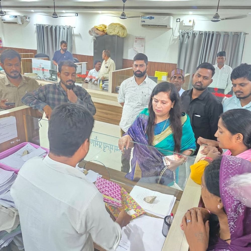 नगर पालिका अध्यक्ष ने जन्म-मृत्यु पटल का निरीक्षण किया:कर्मचारियों को जनता की समस्याओं का तुरंत समाधान करने और पारदर्शी सेवा के निर्देश दिए