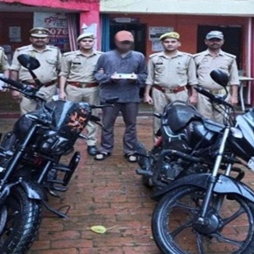 प्रयागराज में सोने के गहने चोरी करने वाला युवक गिरफ्तार:12 लाख के जेवर बरामद, गहने बेचकर खरीदी थी बाइक, शॉप से गहने ले भागा था