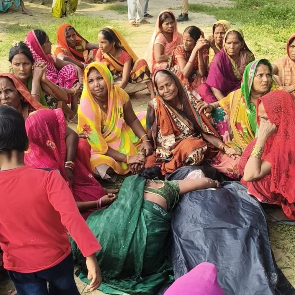 सुल्तानपुर में बाग में लटका मिला बुजुर्ग का शव:मजदूरी करने गया था, शाम को नहीं लौटा; 2 साल से चल रही थी दवा