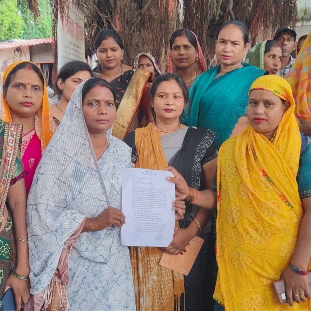 जौनपुर में बैंक सखियों ने मानदेय बढ़ाने की मांग की:स्थायी करने सहित 5 मांगें रखीं, पूरी न होने पर धरने की चेतावनी दी।
