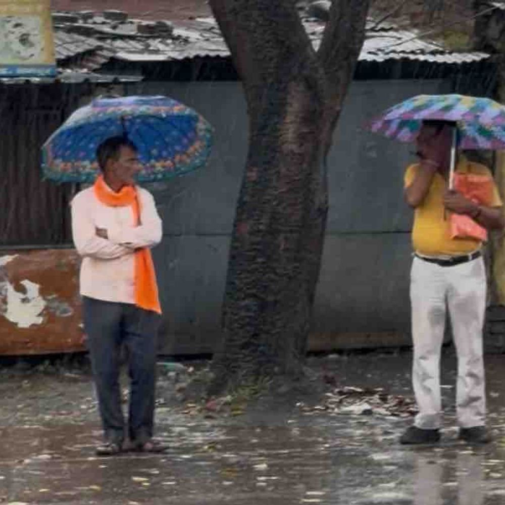 रामपुर में बारिश और ठंडी हवाओं से बदला मौसम:शुक्रवार रात 3 बजे से लगातार बारिश, सितंबर में सर्दी का अहसास; सड़कें और बाजार सूने रहे