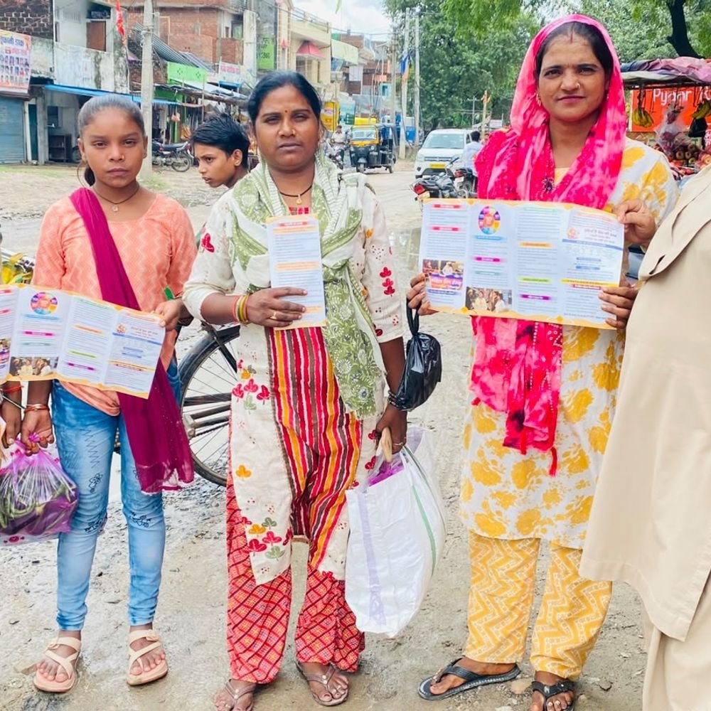 मिशन शक्ति 5.0 के तहत महिलाओं को जागरूक किया:औरैया में बताए हेल्पलाइन नंबर, गांवों और बाजारों में अभियान