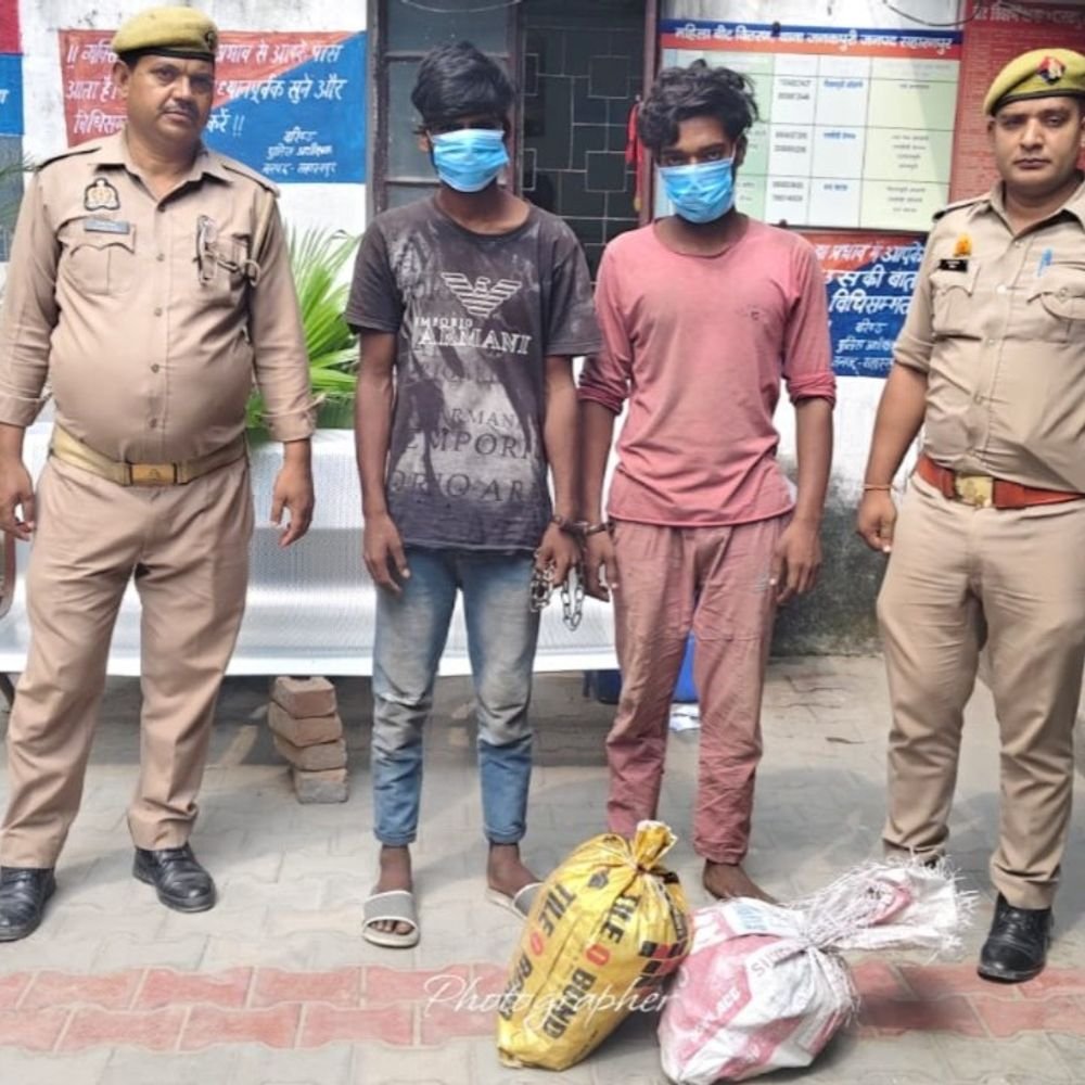 घर से बिजली का सामान चोरी करने वाले दो गिरफ्तार:सहारनपुर में पुलिस ने 15 कन्सील्ड लाइट, 4 MCB और तार के बंडल बरामद किए