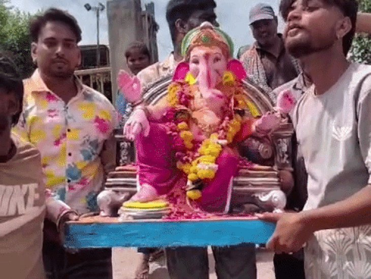 आगरा में गणेश जी को नम आंखो से विदाई दी:घाट पर विसर्जन, श्रद्धालु बोले- गणपति बप्पा मोरया, अगले बरस तू जल्दी आ