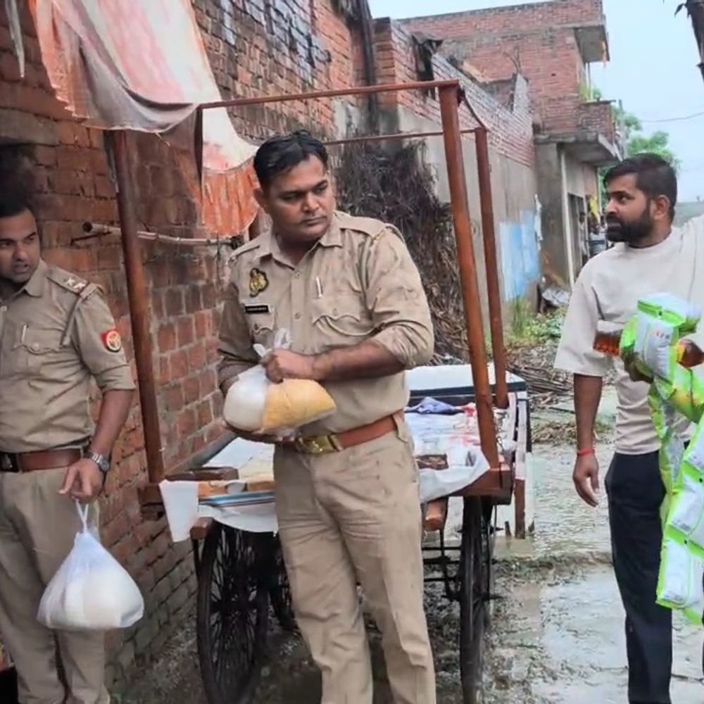 कन्नौज में गरीबों के घर राशन लेकर पहुंची पुलिस:2 दिन से नहीं जला था चूल्हा, थाना प्रभारी ने 5 परिवारों की मदद की