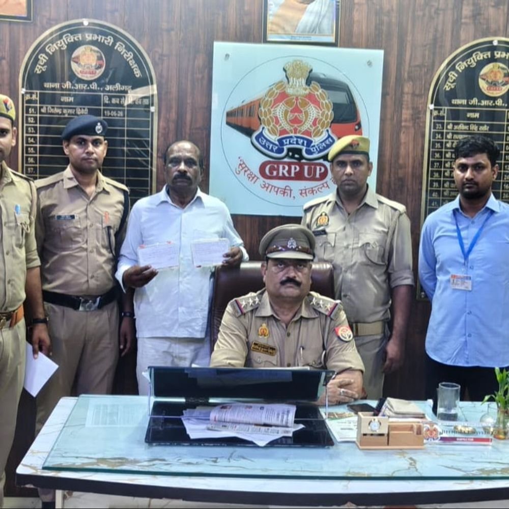 अलीगढ़ में फौजी को ठगने वाला आरोपी गिरफ्तार:रेलवे कर्मचारी बनकर वेटिंग टिकट कन्फर्म कराने का झांसा दिया, 4 घंटे में पकड़ा गया