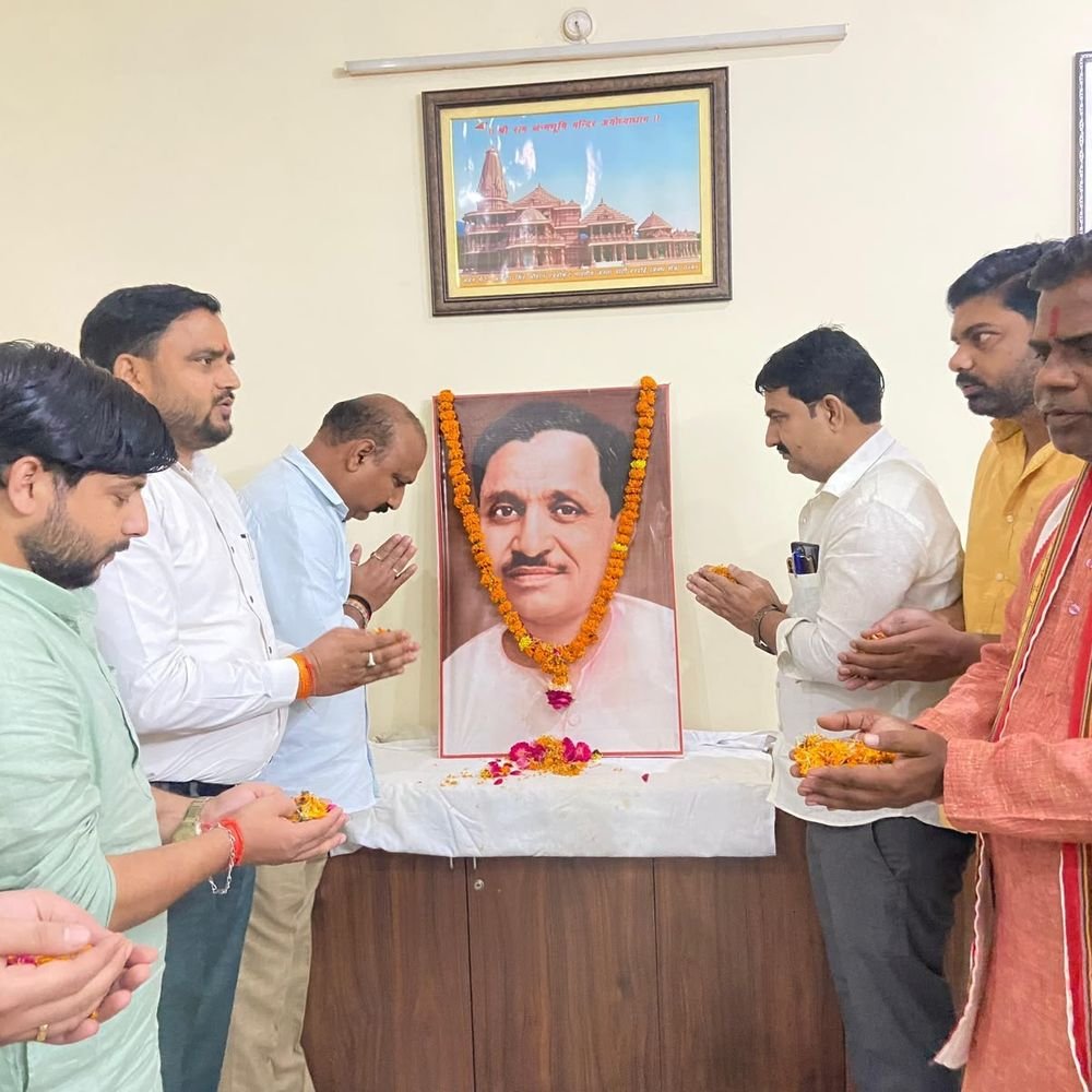 हरदोई में भाजपा ने मनाई पंडित दीनदयाल उपाध्याय की जयंती:जिलाध्यक्ष अजीत सिंह बब्बन ने किया नमन