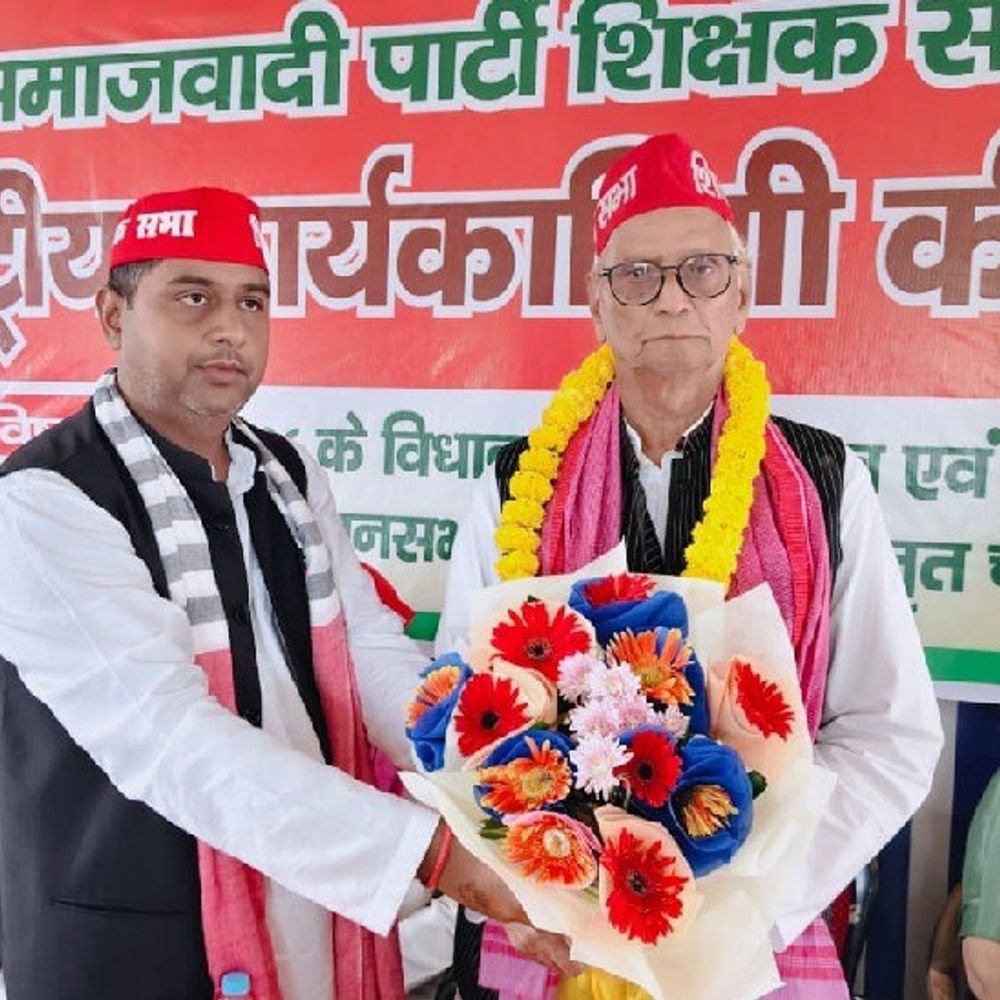 लखनऊ में सपा शिक्षक सभा की बैठक:बंद विद्यालयों को दोबारा खोलने, वित्तविहीन शिक्षकों के लिए कैशलेस इलाज की मांग