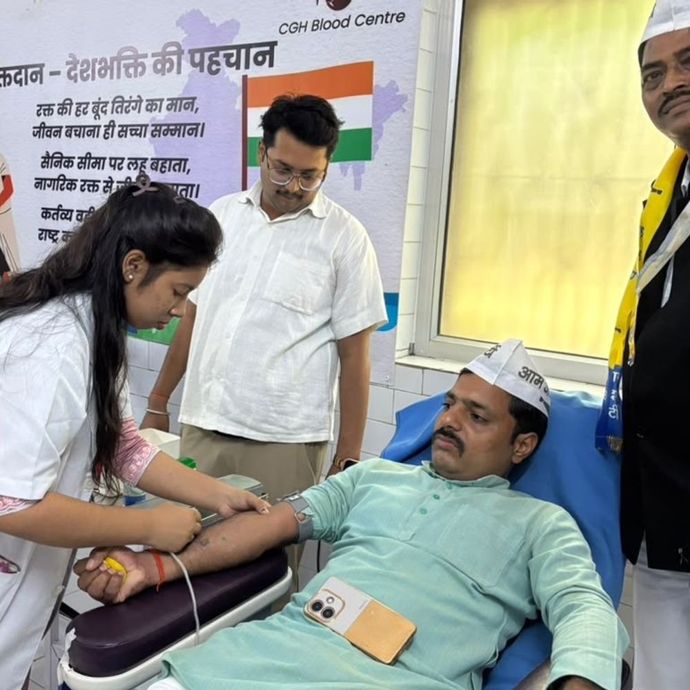 भगत सिंह की जयंती पर आप का ब्लड डोनेशन कैंप:संजय सिंह के ऐलान पर प्रयागराज में 50 पदाधिकारियों ने रक्तदान किया