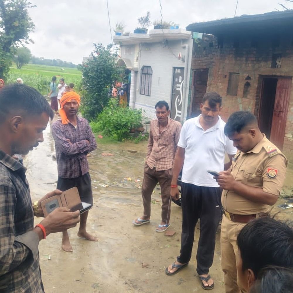 रुदौली में पेड़ गिरने से बुजुर्ग की मौत:पुलिस ने शव पोस्टमार्टम के लिए भेजा, एसडीएम बोले- परिवार को मिलेगी आर्थिक मदद