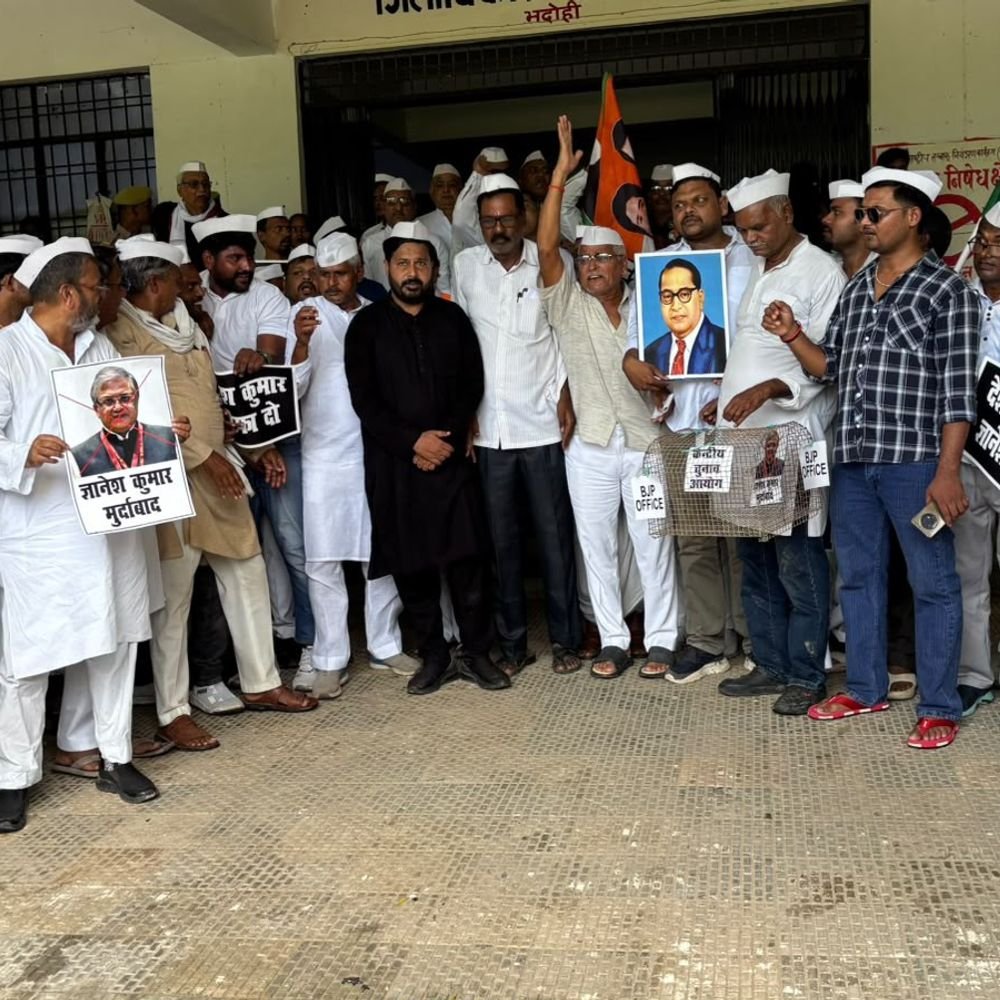 कांग्रेस ने मुख्य चुनाव आयुक्त के खिलाफ किया प्रदर्शन:जिलाध्यक्ष के नेतृत्व में कलेक्ट्रेट पहुंचे कार्यकर्ता, राष्ट्रपति को संबोधित डीएम को सौंपा ज्ञापन