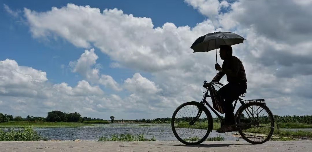 यूपी में मौसम ने बदली करवट, बारिश के साथ बढ़ी उमस, जानें अगले दिनों का हाल