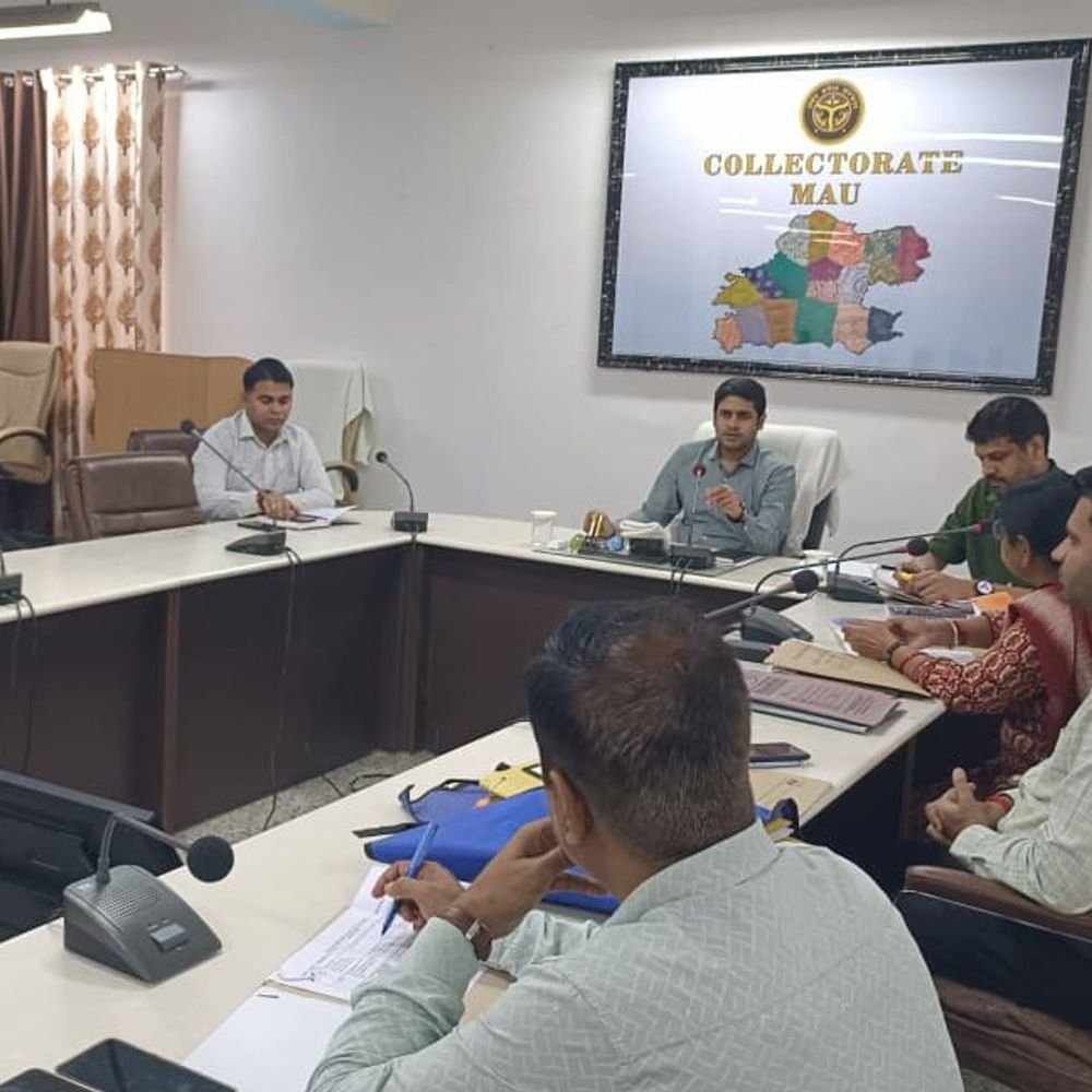 डीएम ने जाति प्रमाण पत्र मामलों में की सुनवाई:मऊ में दोबारा जांच के निर्देश, तहसीलदारों से मांगी रिपोर्ट