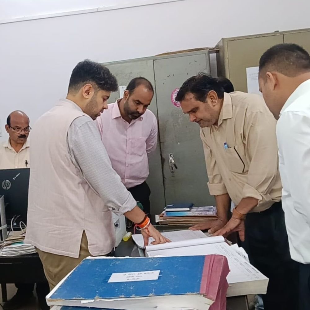 मुरादाबाद में सदर तहसील का निरीक्षण करने पहुंचे DM:रिकॉर्ड चेक किया, स्टाफ की हाजिरी देखी और व्यवस्थाएं परखी