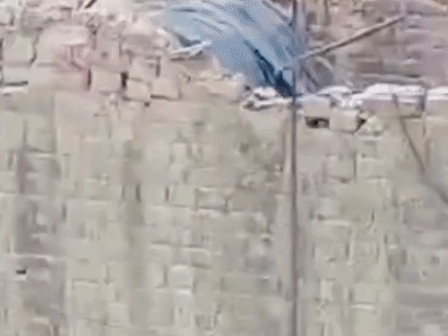 कच्चे मकान की छत गिरी, मलबे में दबकर महिला घायल:रामपुर में दो घंटे के रेस्क्यू के बाद निकाला बाहर, जिला अस्पताल में भर्ती