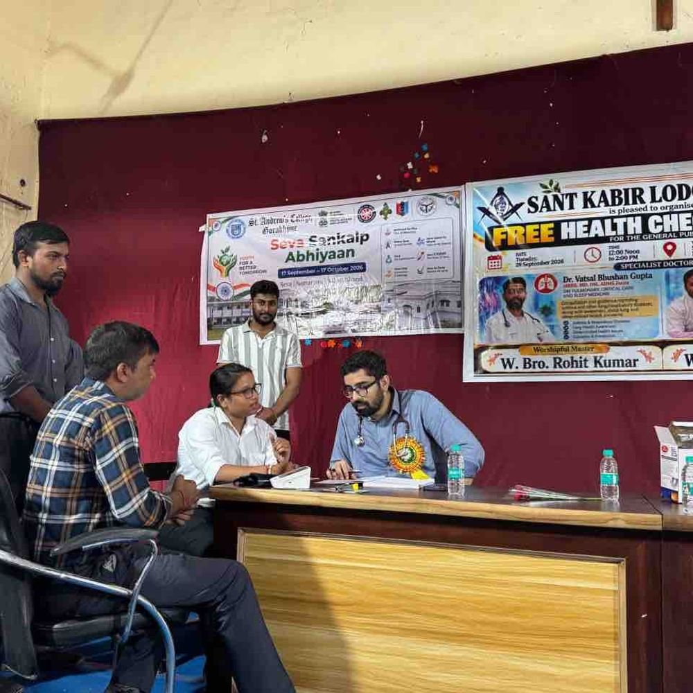 गोरखपुर में 250 से ज्यादा लोगों की स्वास्थ्य जांच:डॉक्टरों ने दी सलाह, प्राचार्य ने स्वास्थ्य के प्रति जागरूक रहने को कहा
