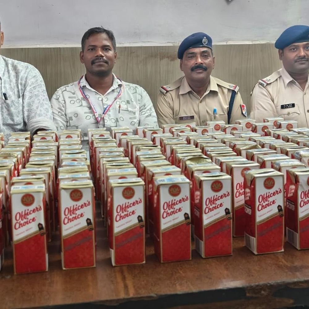 रेलवे स्टेशन पर अंग्रेजी शराब से भरे 2 बैग मिले:गोरखपुर RPF ने जब्त की 132 टेट्रा पैक, आगे भी जारी रहेगी कार्रवाई