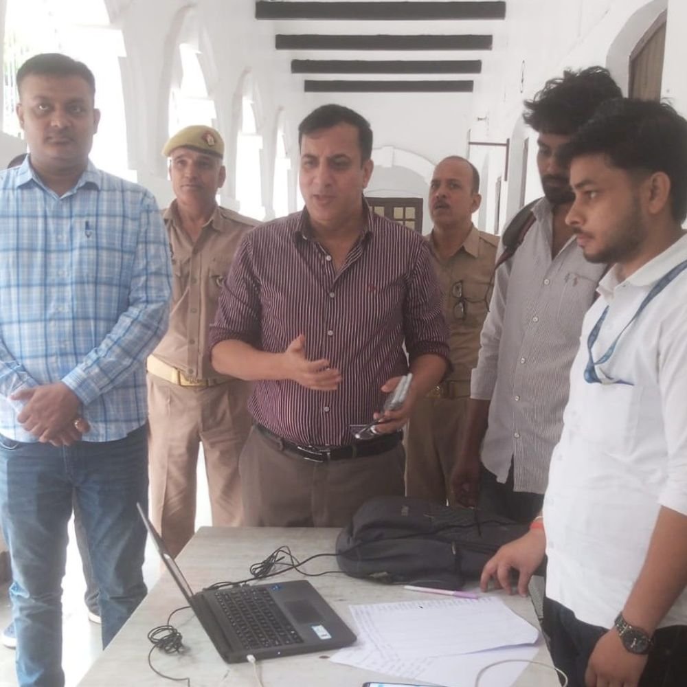 बलिया में 70-साल के बुजुर्गों के बन रहे आयुष्मान कार्ड:डीएम कार्यालय में सुबह 10 से शाम 5 बजे तक विशेष कैंप