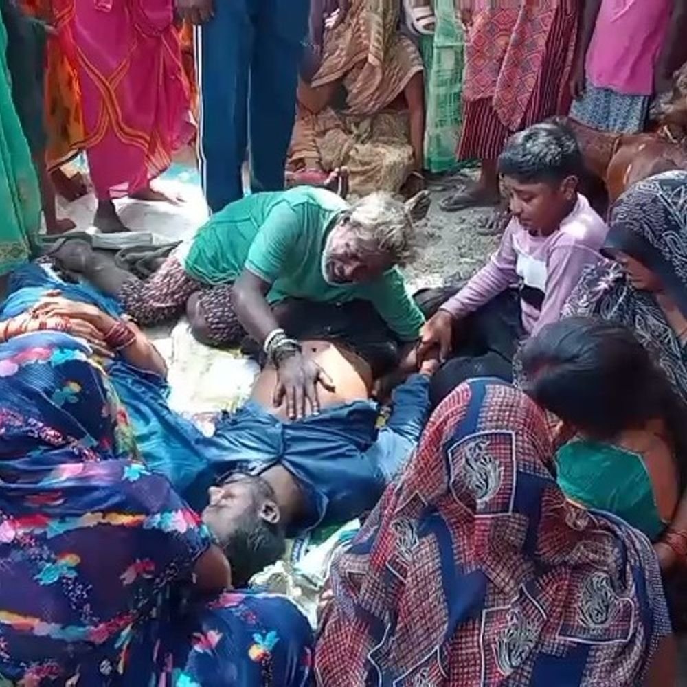 बिजली लाइन जोड़ते समय युवक को लगा करंट:खंभे से गिरकर मौत, विभाग के कर्मचारियों पर लापरवाही का आरोप