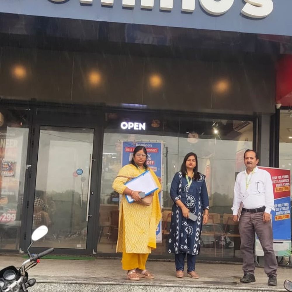 खाद्य विभाग ने होटल-रेस्टोरेंट में चलाया अभियान:जौनपुर में कमियां मिलने पर नोटिस जारी, मिठाई के सैंपल भी लिए