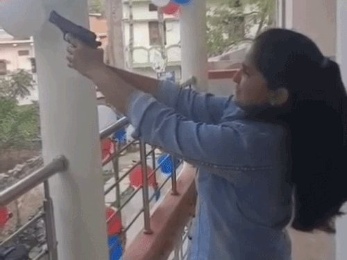 आजमगढ़ में लड़की ने की पिस्टल से फायरिंग:सोशल मीडिया पर वायरल हो रहा है वीडियो, जांच में जुटी पुलिस