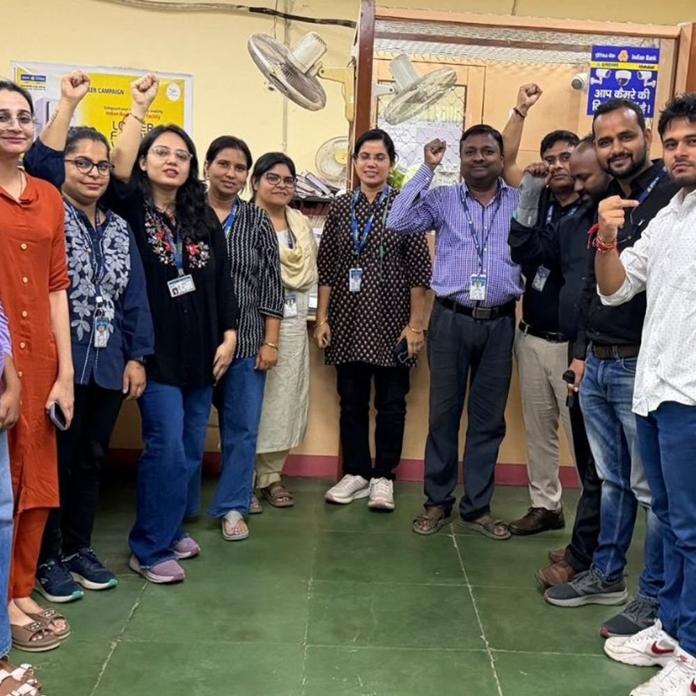 बरेली में बैंक कर्मचारियों का विरोध प्रदर्शन:रविवार को शाखाएं खुलने पर नाराजगी, बीमा कर्मियों ने समर्थन दिया